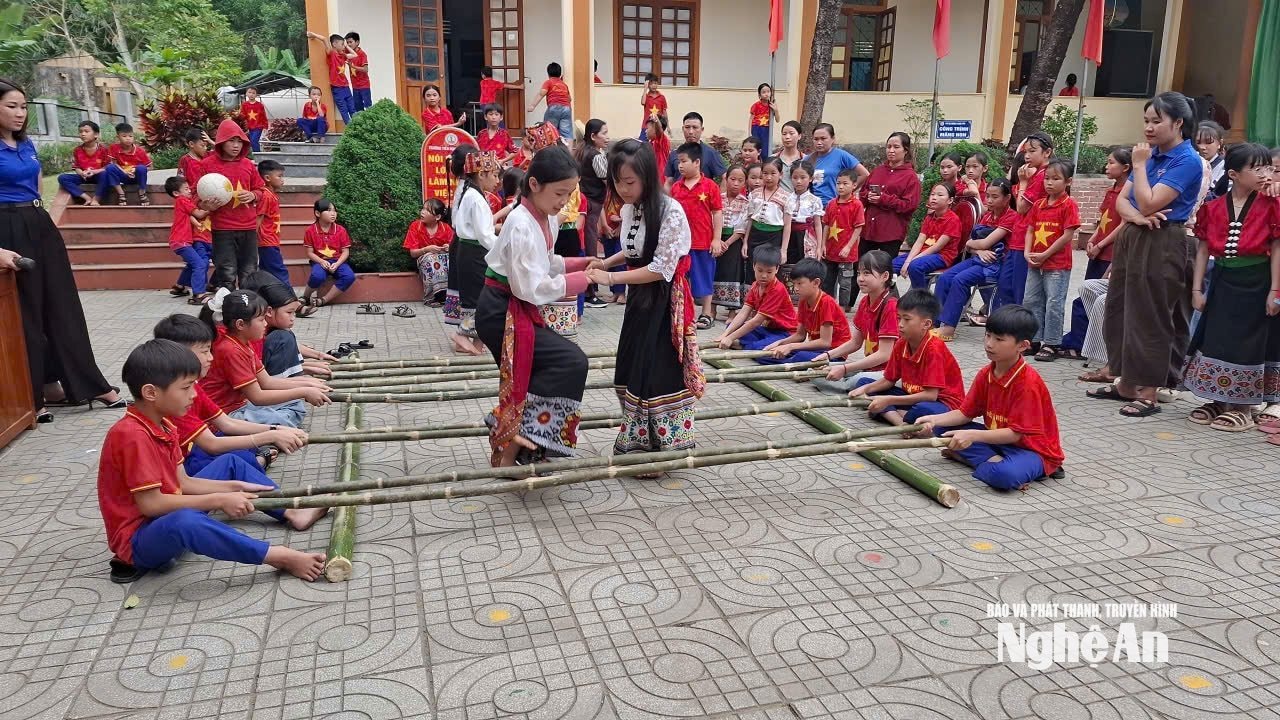 Đoàn xã Mường Quàng tổ chức hoạt động cho các em thiếu nhi.