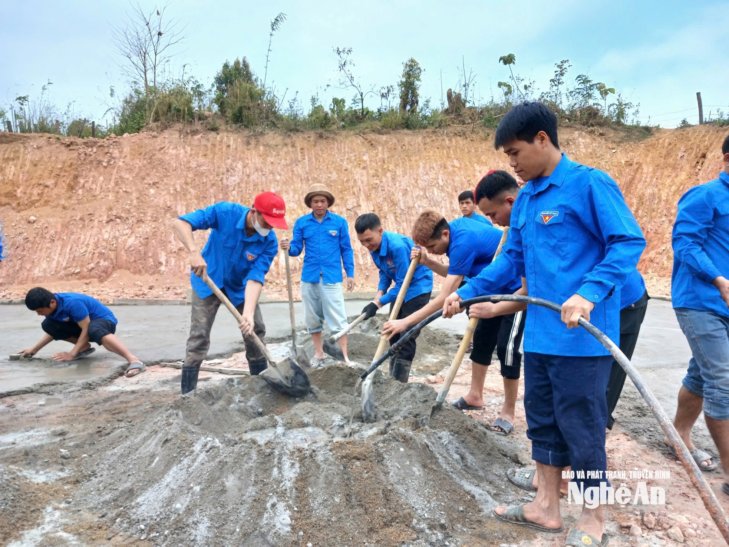 Đoàn xã Nhôn Mai đã tổ chức thực hiện công trình đổ bê tông sân vui chơi cho thiếu nhi tại bản Chà Lò.