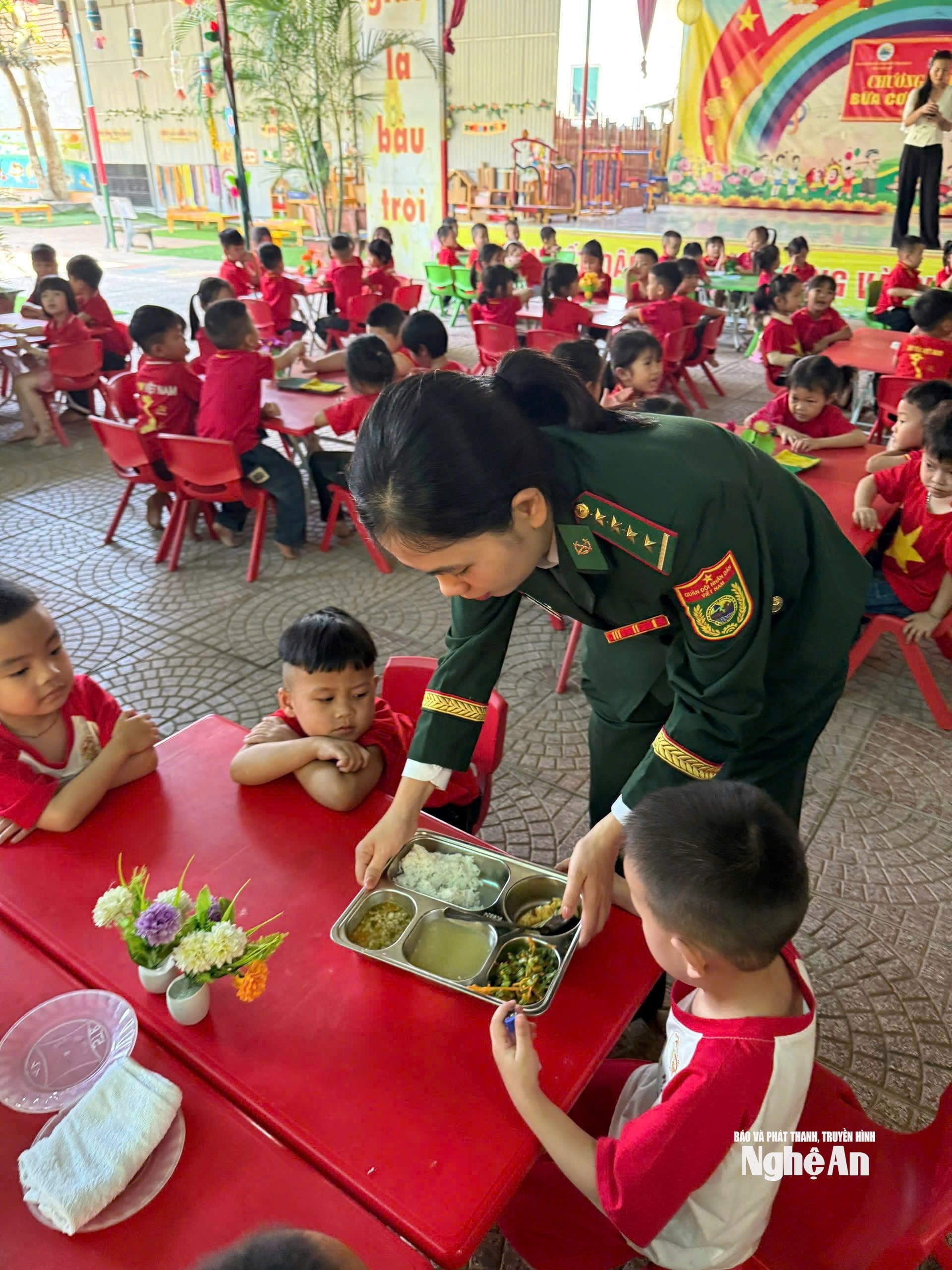 ĐVTN biên phòng chuẩn bị bữa ăn cho học sinh mầm non ở xã Môn Sơn. Ảnh AB