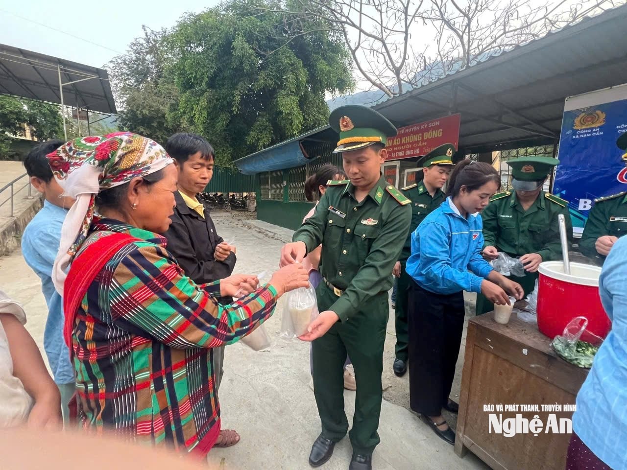 ĐVTN chi đoàn Đồn biên phòng Nậm Cắn phối hợp tổ chức chương trình 'Bát cháo tình thương'.