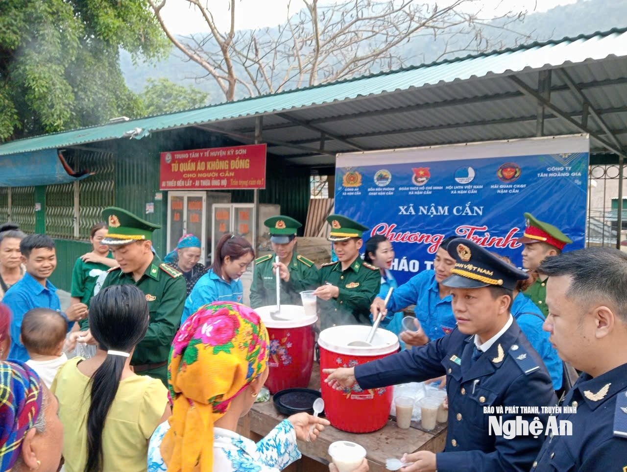 ĐVTN chi đoàn Đồn biên phòng Nậm Cắn phối hợp tổ chức chương trình 'Bát cháo tình thương'2.