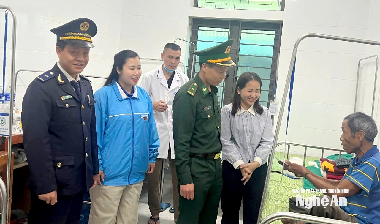 ĐVTN chi đoàn Đồn biên phòng Nậm Cắn phối hợp tổ chức chương trình 'Bát cháo tình thương'3.