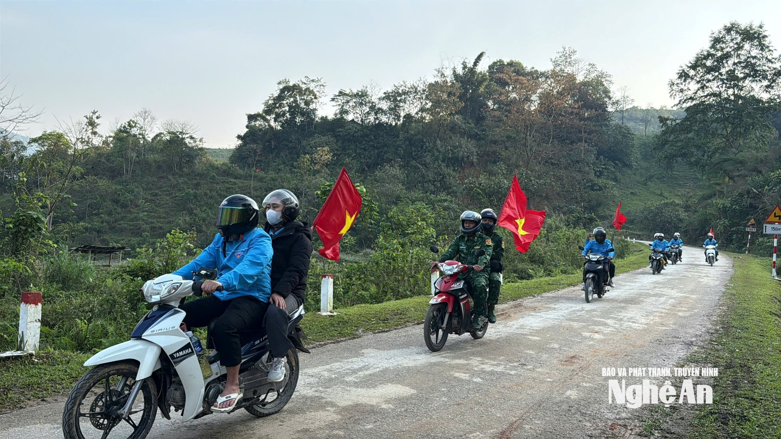 Hành trình lên cột mốc của chi đoàn Đồn biên phòng Na Ngoi, Nậm Càn, chi đoàn đoàn Kinh tế Quốc phòng 4 và thanh niên địa phương. Ảnh Anh Bách