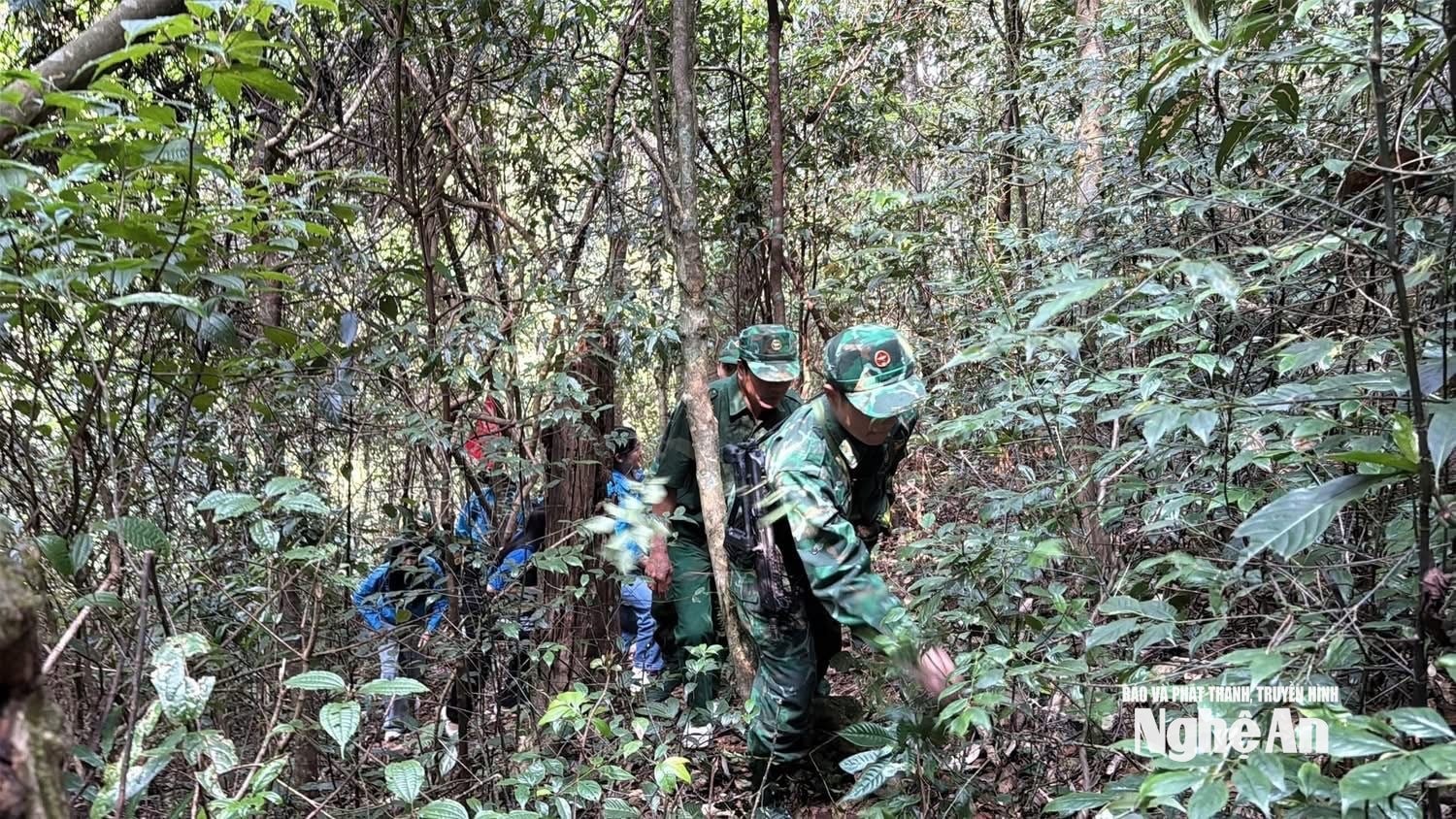 Hành trình lên cột mốc của chi đoàn Đồn biên phòng Na Ngoi, Nậm Càn, chi đoàn đoàn Kinh tế Quốc phòng 4 và thanh niên địa phương2