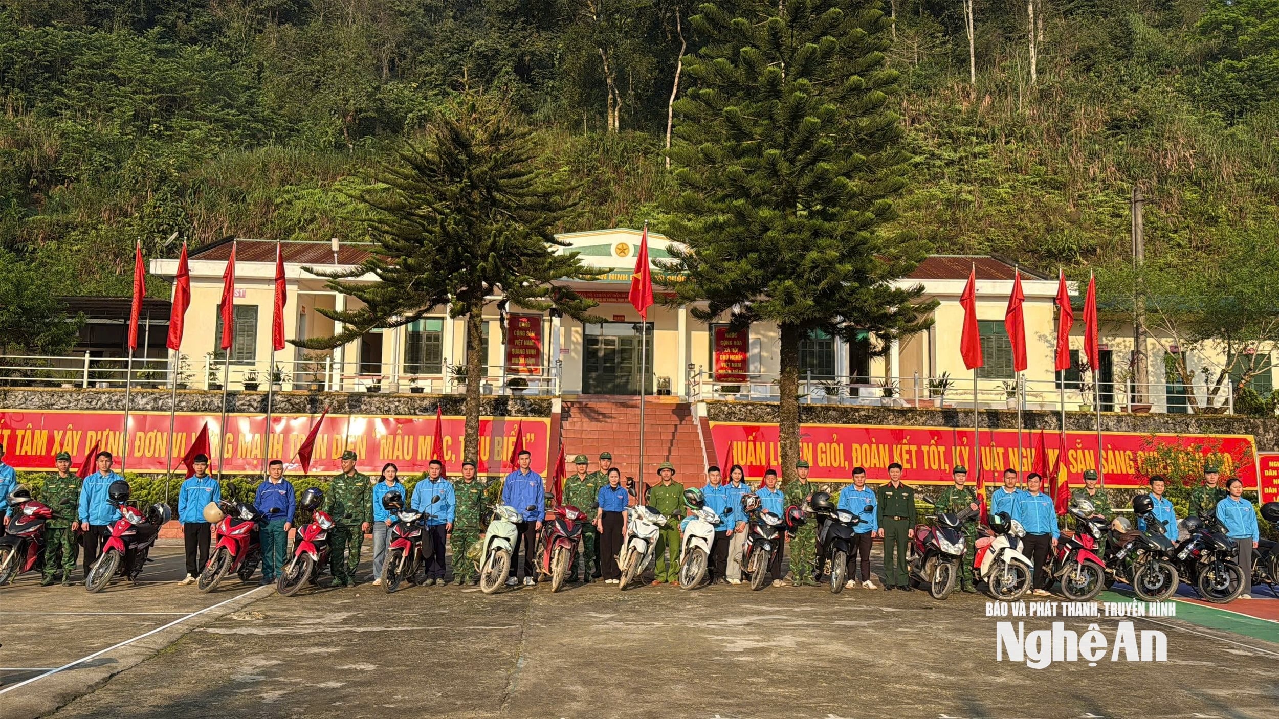 Lực lượng biên phòng Na Ngoi phối hợp với ĐVTN địa phương tuần tra đường biên, cột mốc. Ảnh Anh Bách