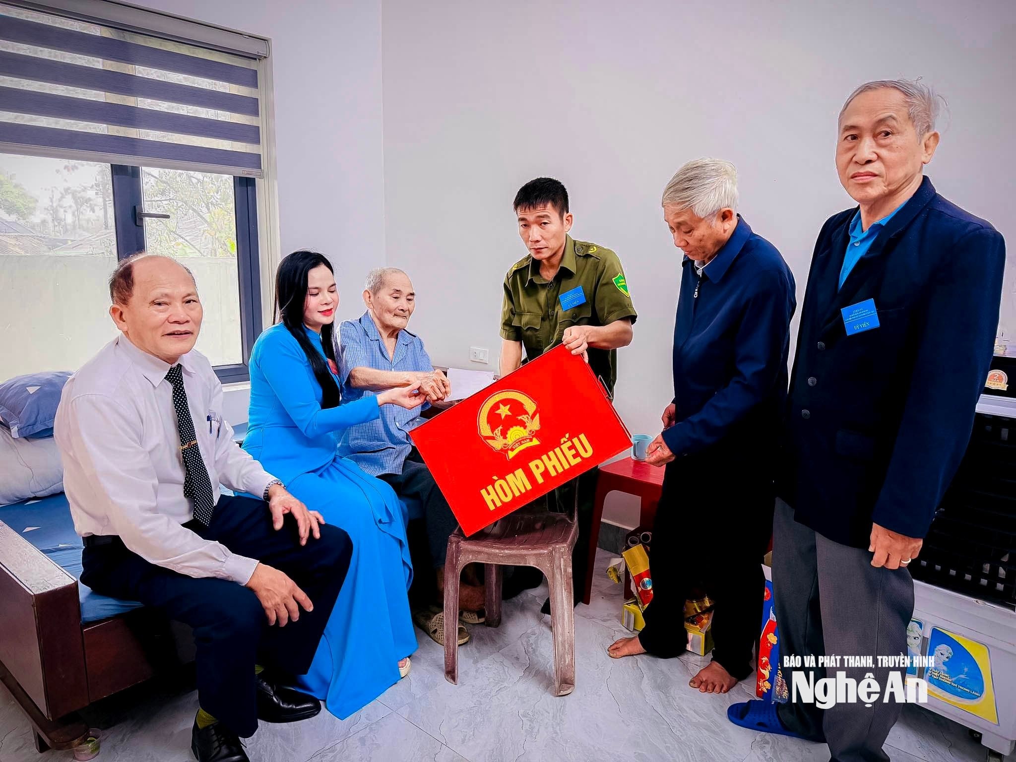 Tổ bầu cử đưa thùng phiếu phụ đến nhà để cử tri Lê Minh 95 tuổi, 60 năm tuổi Đảng, ở phường Vinh Phú thực hiện quyền và nghĩa vụ công dân. Ảnh Thành Chung