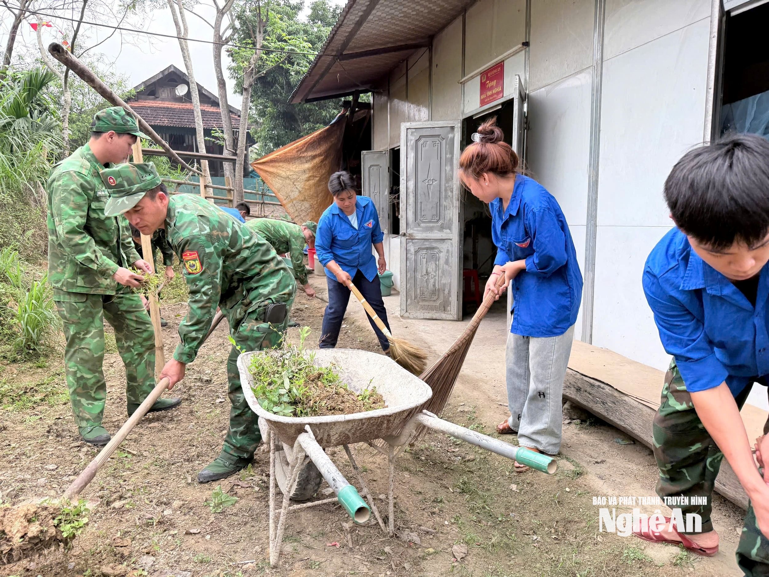 Tuổi trẻ Biên phòng và đoàn viên thanh niên hỗ trợ giúp các gia đình neo đơn vệ sinh nhà cửa. Ảnh AB