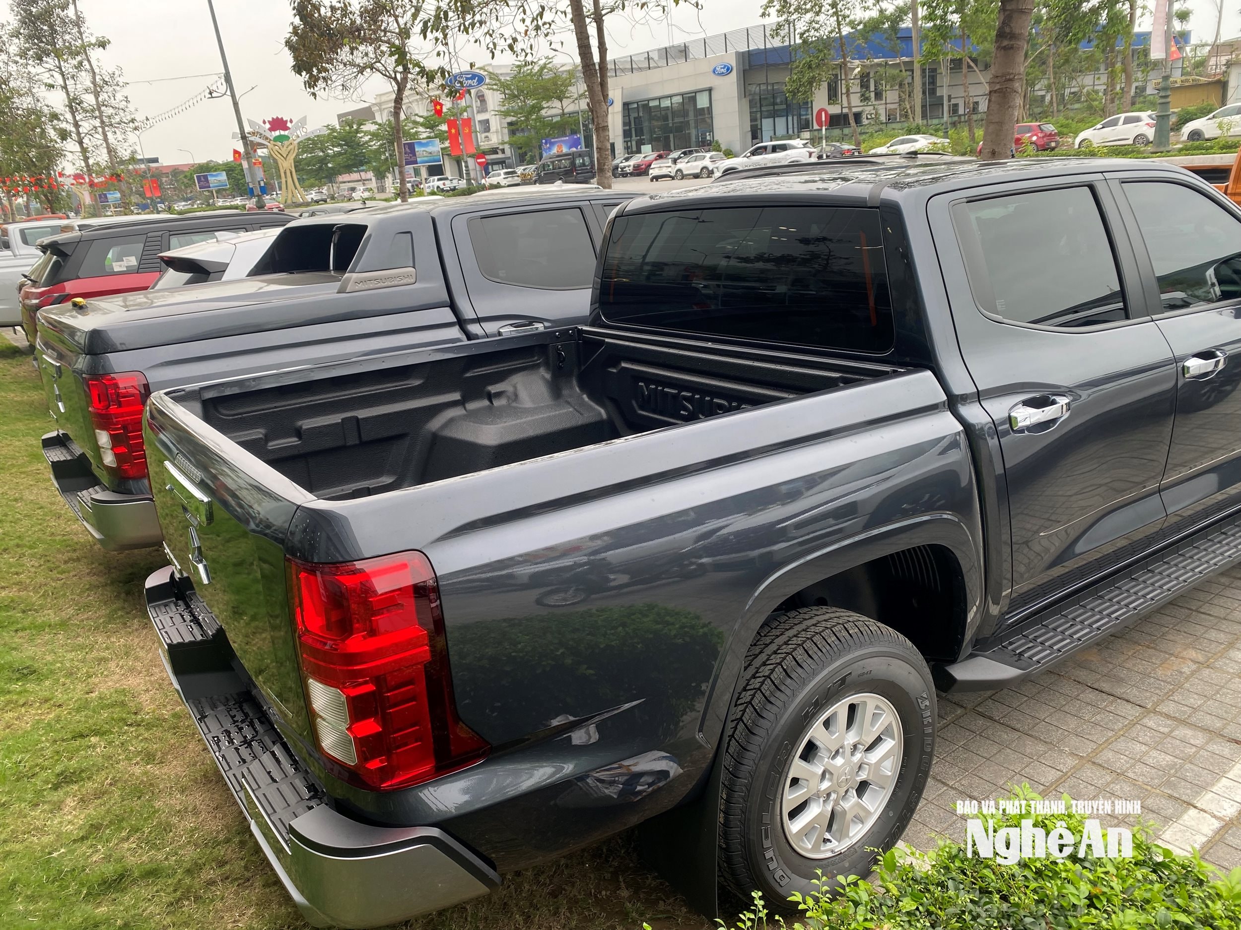 Xe bán tải mới hiên nay trên địa bàn Nghệ An khó giao dịch. Ảnh: Văn Trường