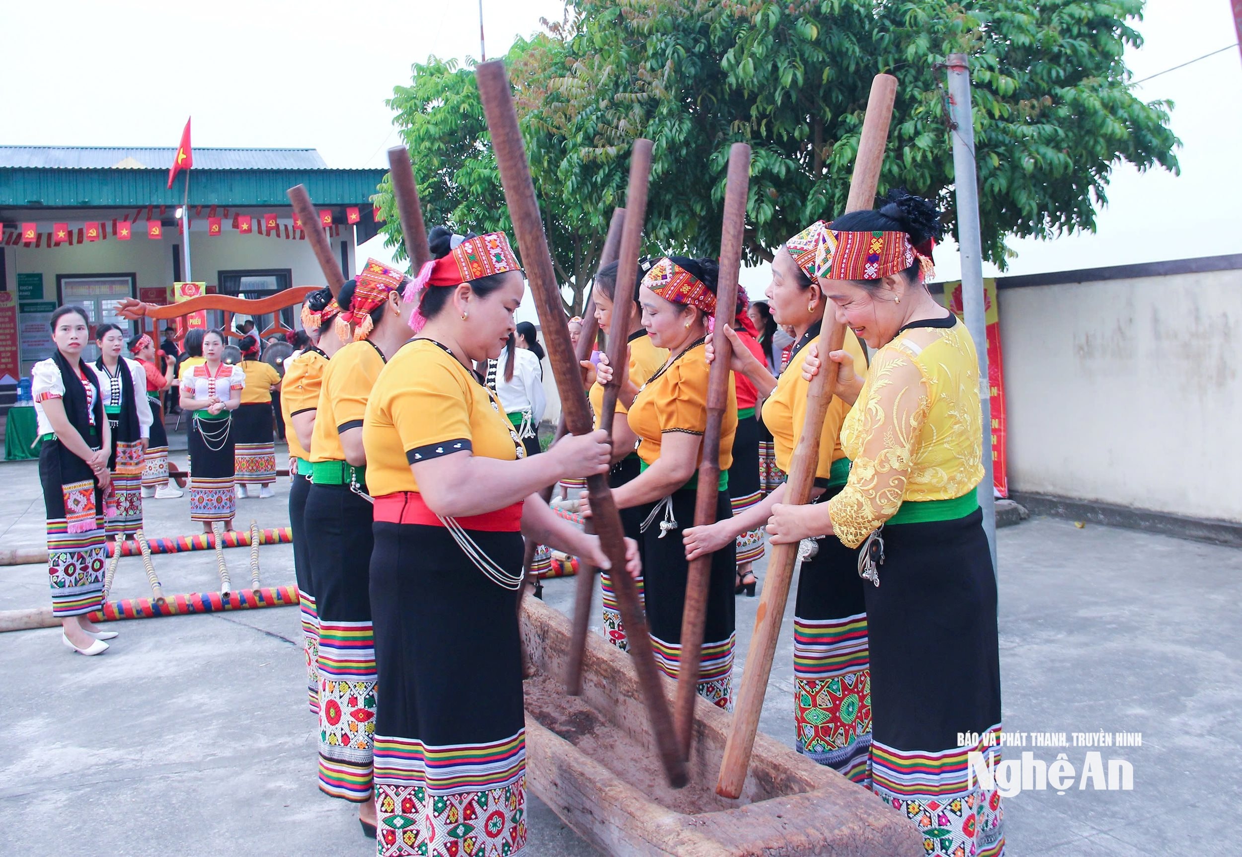 Xã Quỳ Hợp tổ chức các hoạt động văn hoá trong ngày bầu cử. Ảnh: Mai Hoa
