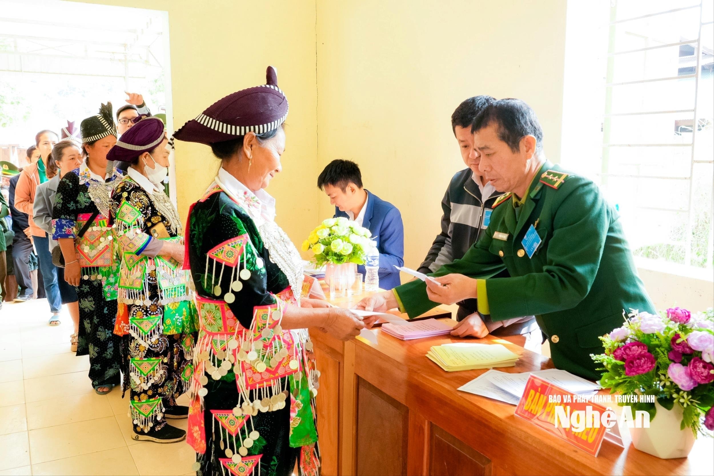 Công tác bầu cử ở các khu vực bầu cử trên địa bàn xã Tam Thái diễn ra an toàn, đúng luật. Ảnh PB