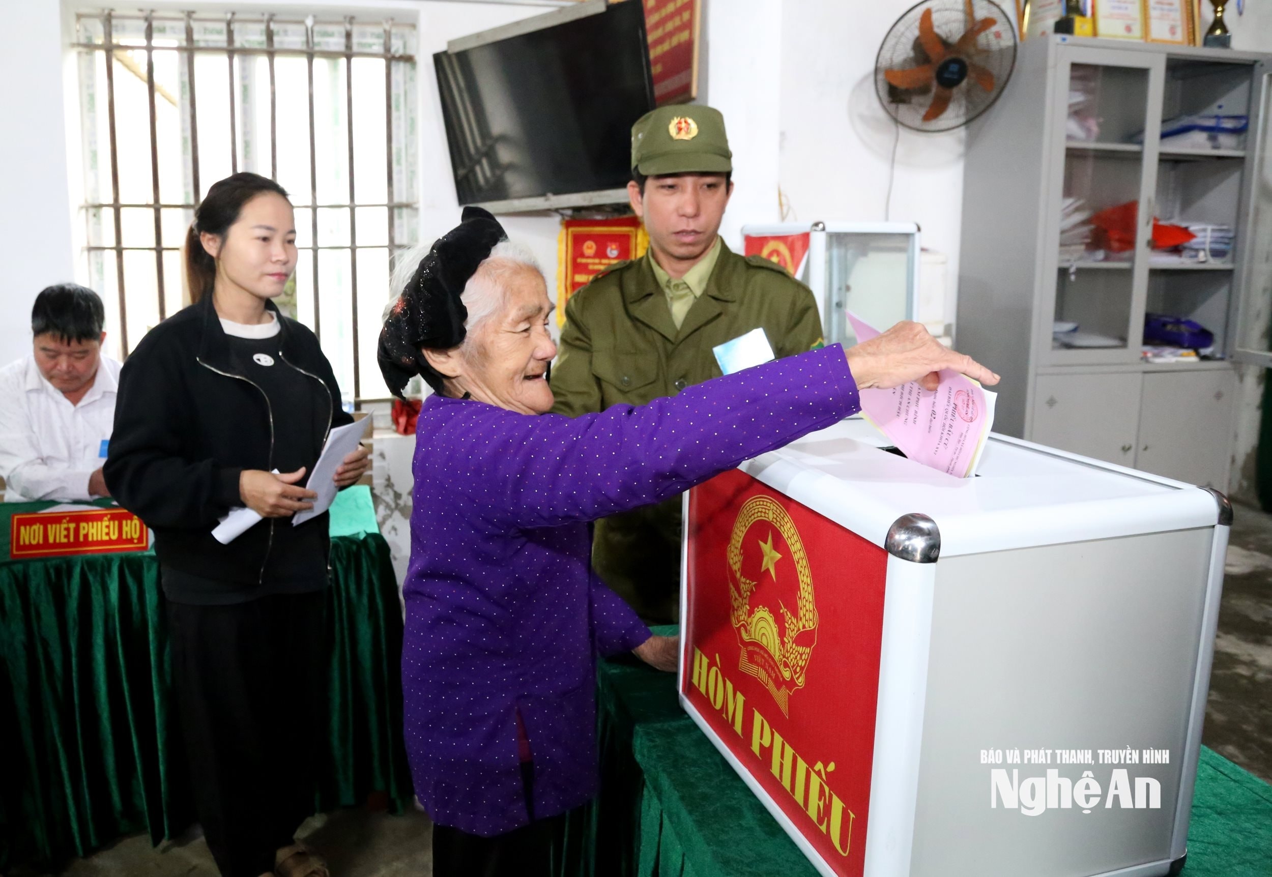 Cụ Bùi Thị Quyền (80 tuổi) ở xóm Đức Long, xã Quỳnh Phú bỏ phiếu bầu cử. Ảnh XH