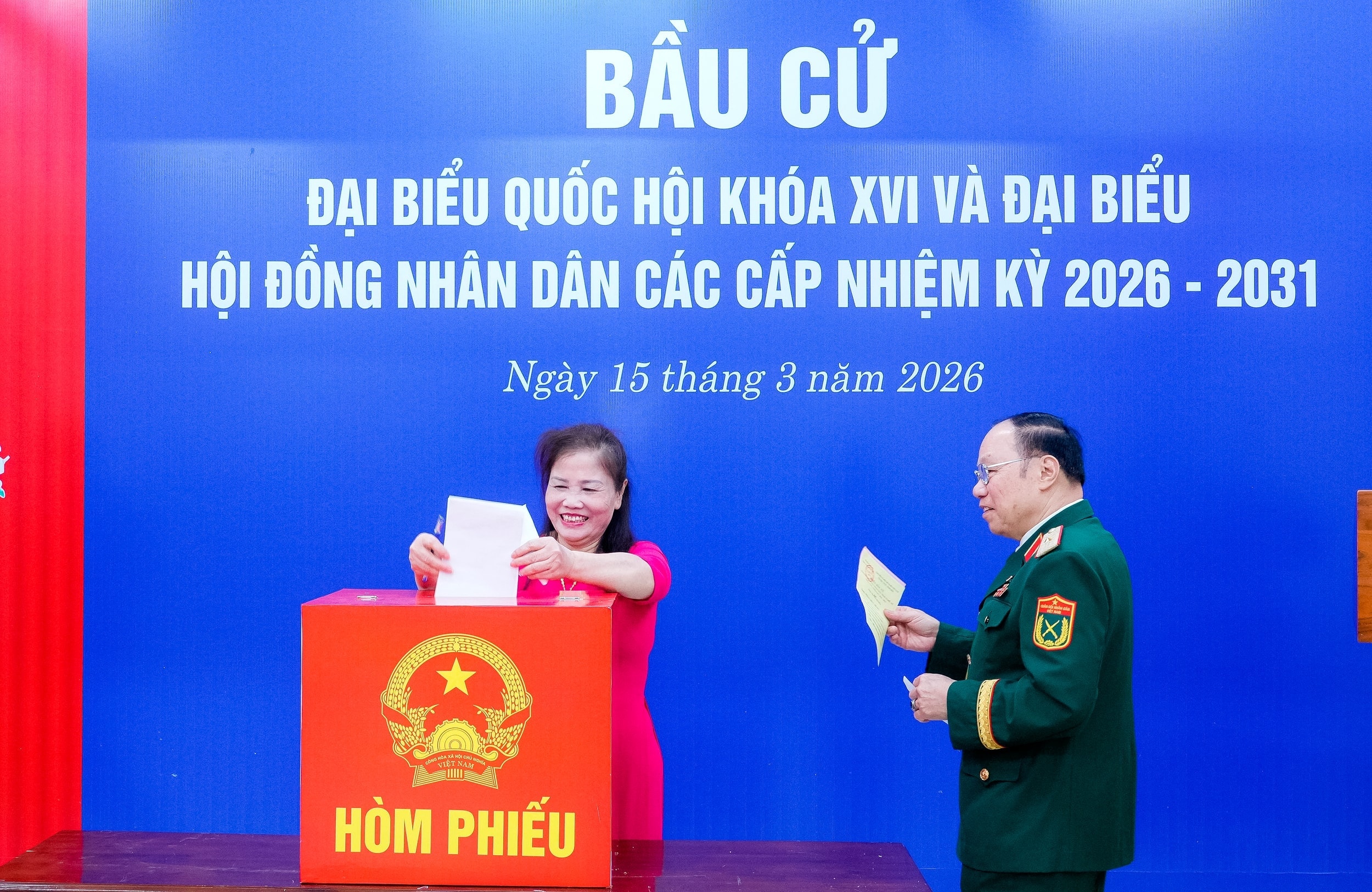 Cử tri khu vực bỏ phiếu số 2, khối 4, phường Trường Vinh bỏ phiếu bầu cử. Ảnh Phạm Bằng