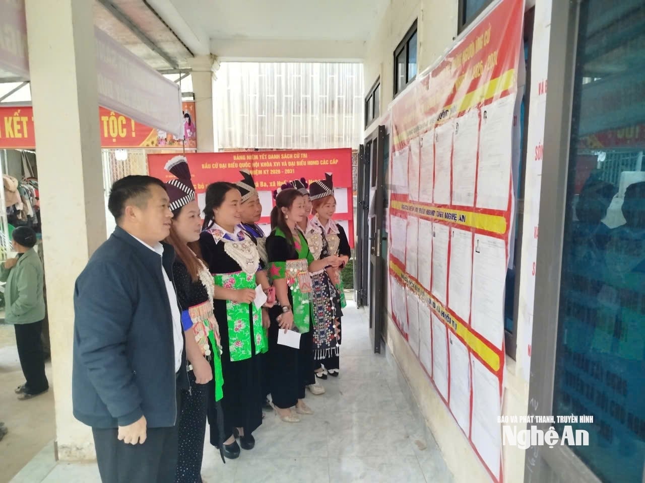 Cử tri xã Huồi Tụ đọc thông tin đại biểu trước khi bỏ phiếu lựa chọn bầu cử phiên sáng 13-3. Ảnh PV