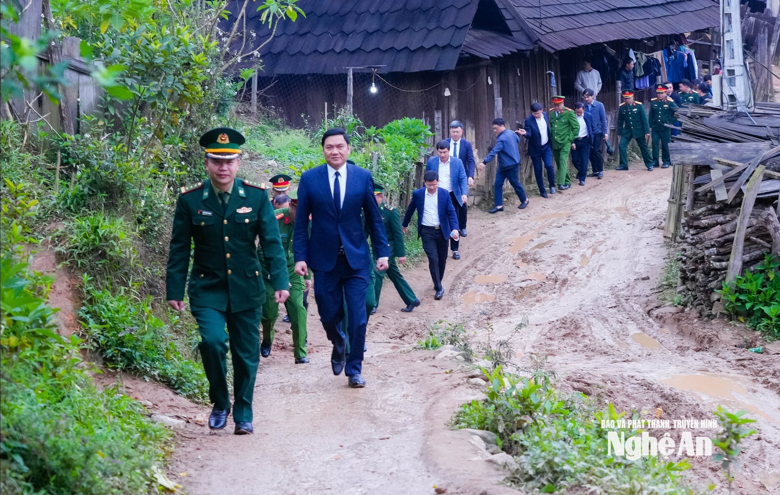 Đồng chí Hoàng Nghĩa Hiếu - Phó Bí thư Thường trực Tỉnh ủy, Chủ tịch HĐND tỉnh và đoàn công tác kiểm tra điểm bầu cử bản Huồi Mới, xã Tri Lễ. Ảnh TL