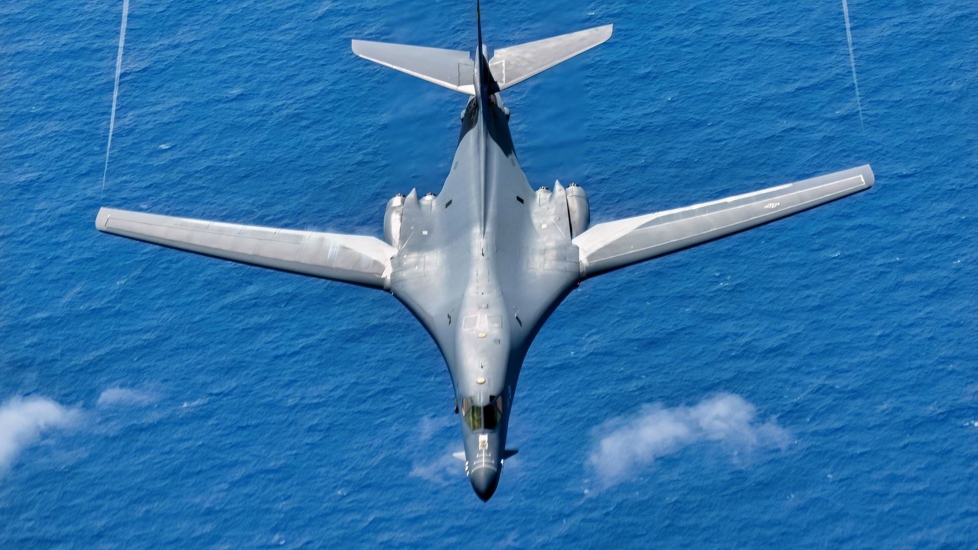 Máy bay ném bom chiến lược B-1B Lancer của Mỹ bay trên biển