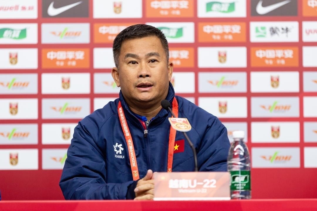 Quyền huấn luyện viên Đinh Hồng Vinh trao đổi với các cầu thủ U23 Việt Nam bên ngoài đường biên