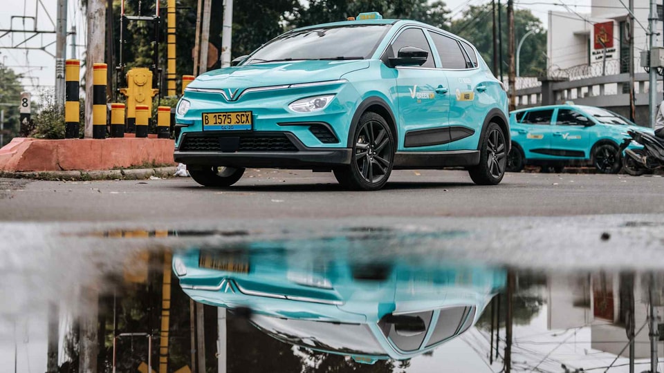Xe điện Green SM di chuyển trên đường phố Jakarta, Indonesia