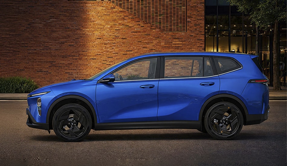 Khách hàng trải nghiệm thực tế mẫu xe điện VinFast VF MPV 7 tại sự kiện lái thử