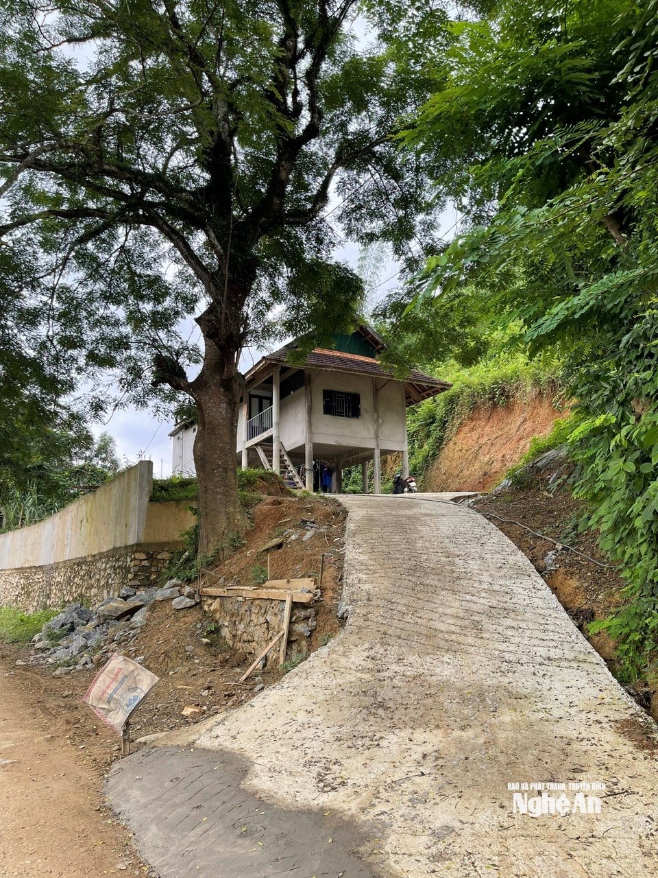 Nha san trong khong gian yen binh lang que _