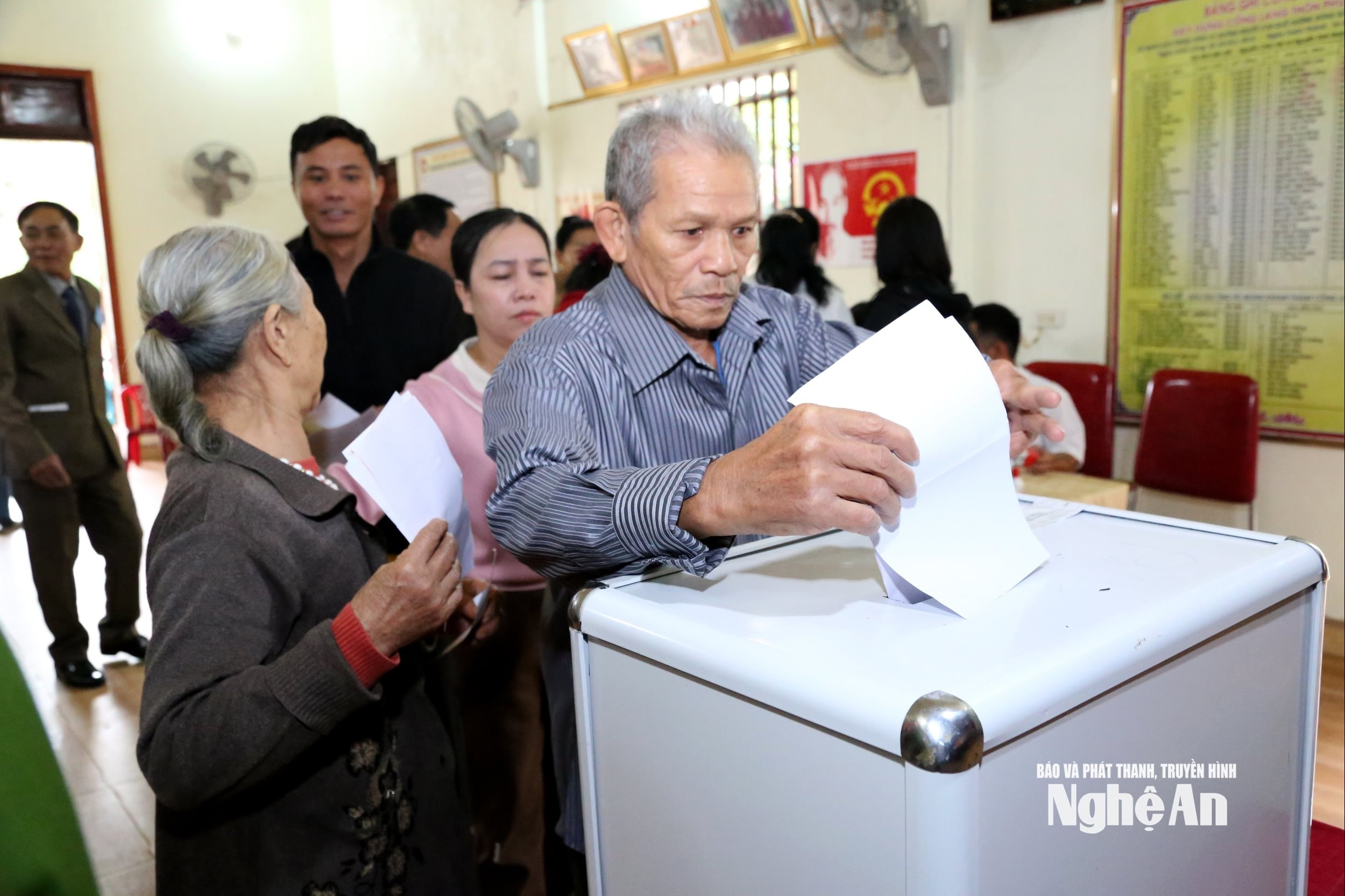 Nhiều người cao tuổi trên địa bàn xã Quỳnh Phú thực hiện quyền lợi và trách nhiệm của mình. Ảnh XH