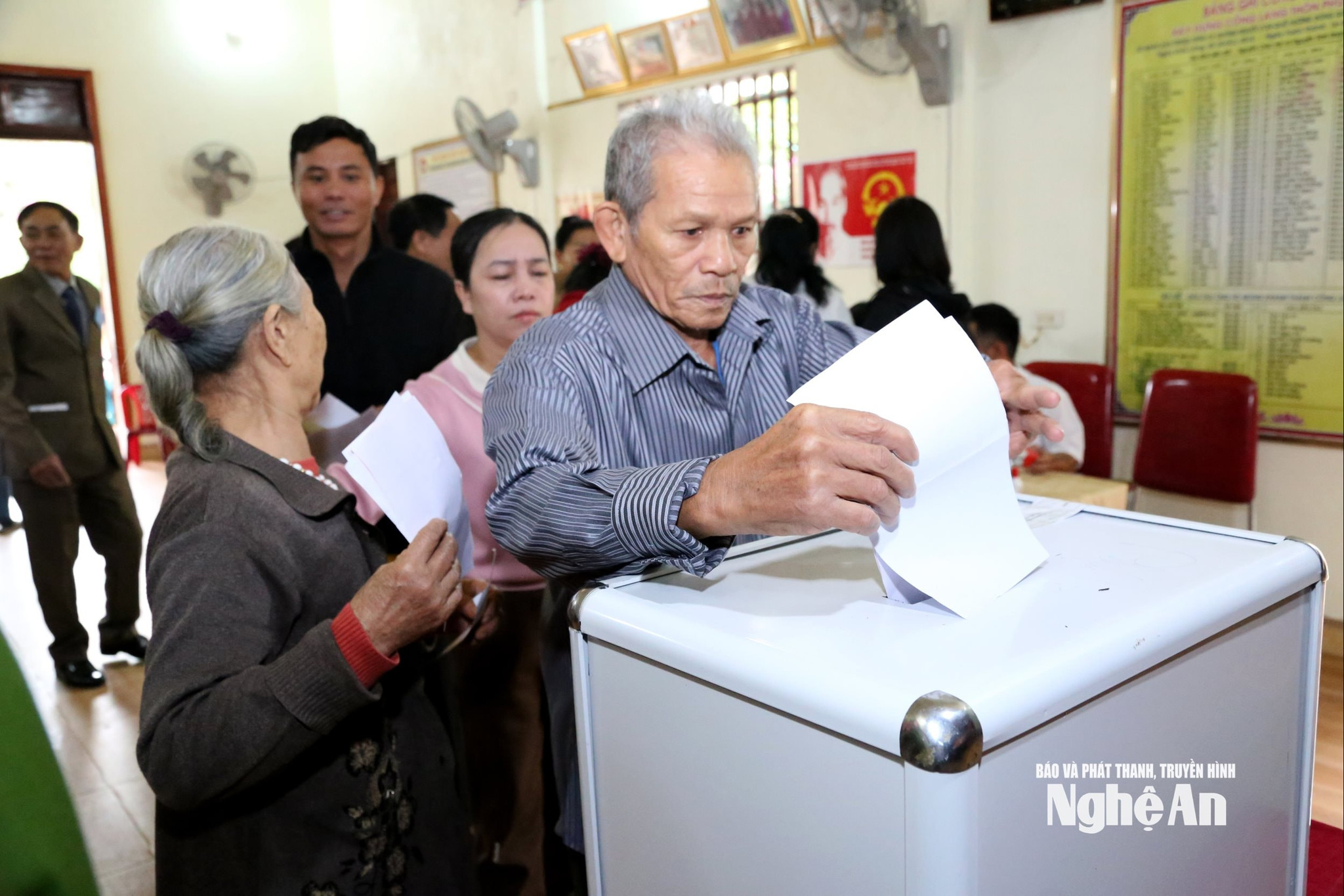 Nhiều người cao tuổi trên địa bàn xã Quỳnh Phú thực hiện quyền lợi và trách nhiệm của mình. Ảnh XH