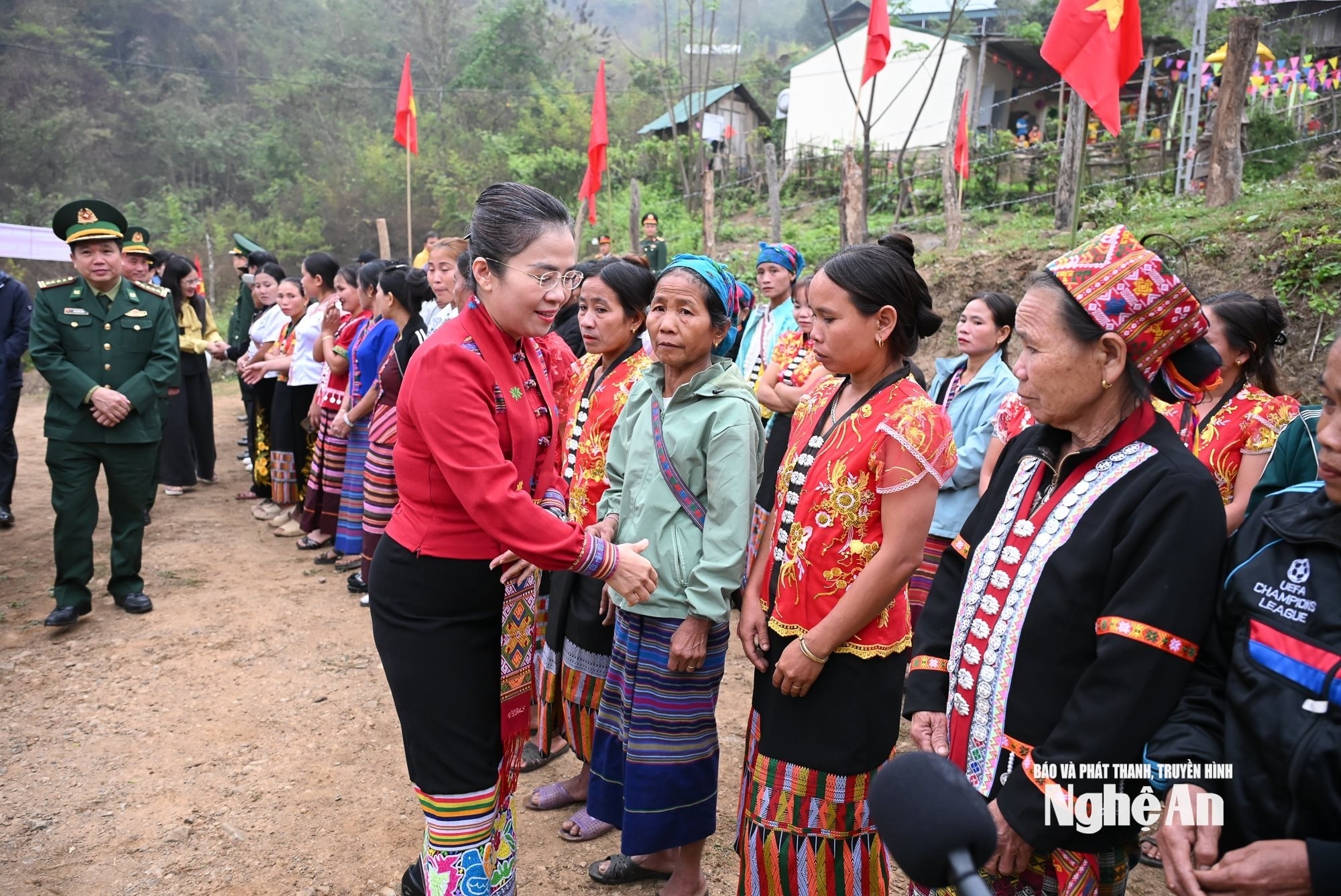 Phó Bí thư Tỉnh ủy Võ Thị Minh Sinh dự ngày bầu cử sớm ở xã biên giới Keng Đu. Ảnh Thành Cường
