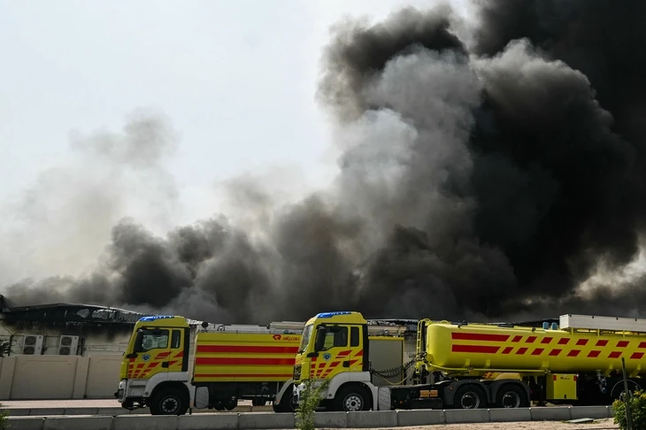 Una colonna di fumo si alza da quello che si ritiene essere un attacco iraniano contro il complesso industriale di Doha.
