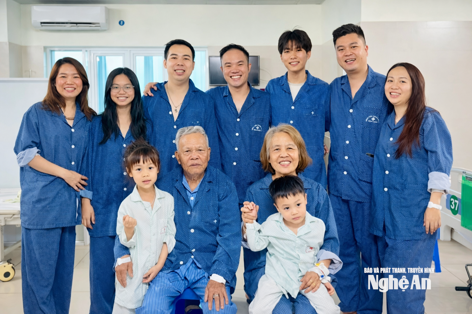 Anh Cường (đứng giữa, hàng trên) cùng những người tham gia chữa cháy và toàn bộ gia đình được cứu trong đám cháy. Ảnh: Q.A