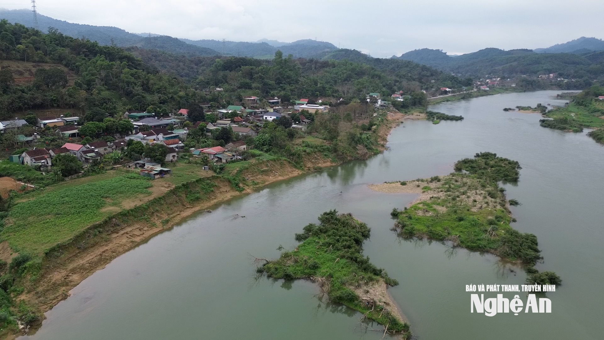Bồi lắng và sạt lở nghiêm trọng ở Làng Nhùng, xã Tam Quang
