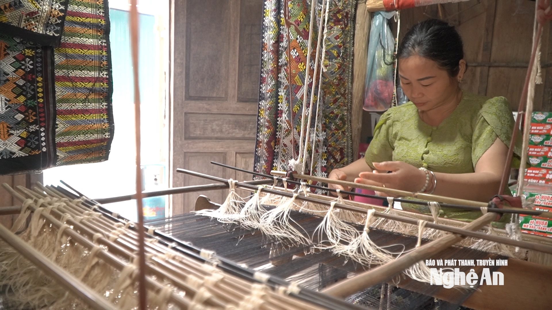 Chị Kha Thị Miền, bản Na Loi có thu nhập mỗi tháng 18 triệu từ nghề thổ cẩm