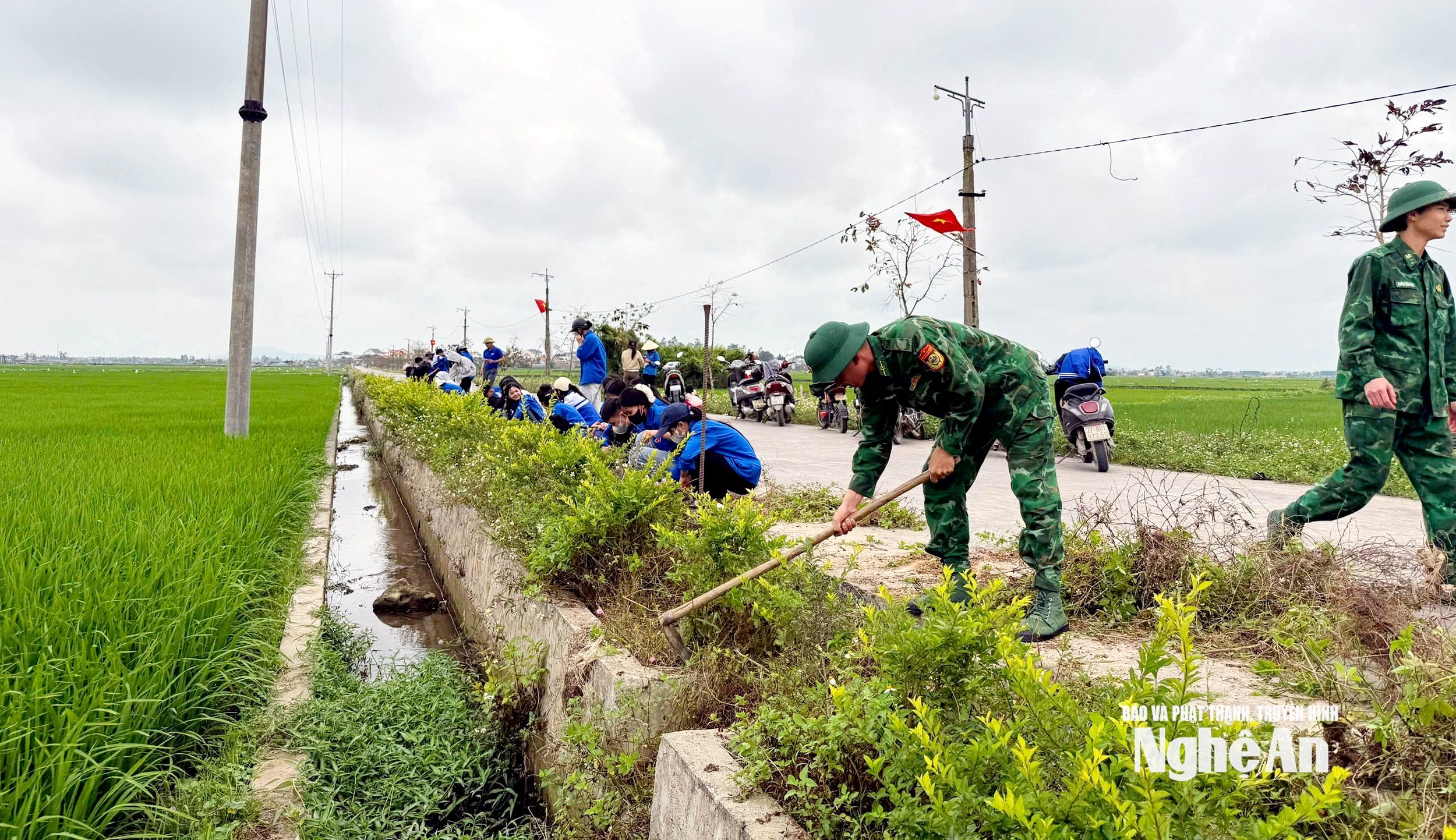ĐVTN chi đoàn Đồn biên phòng Quỳnh Phương phối hợp với thanh niên địa phương r