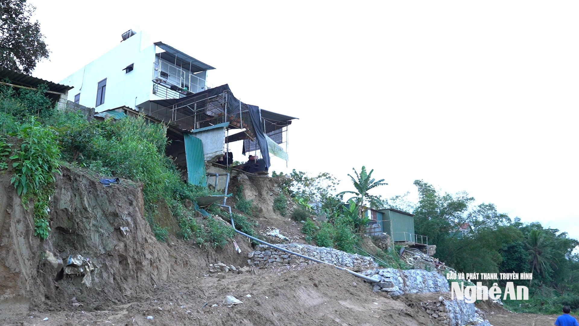 Một ngôi nhà bị sạt lở ở Làng Nhùng, xã Tam Quang