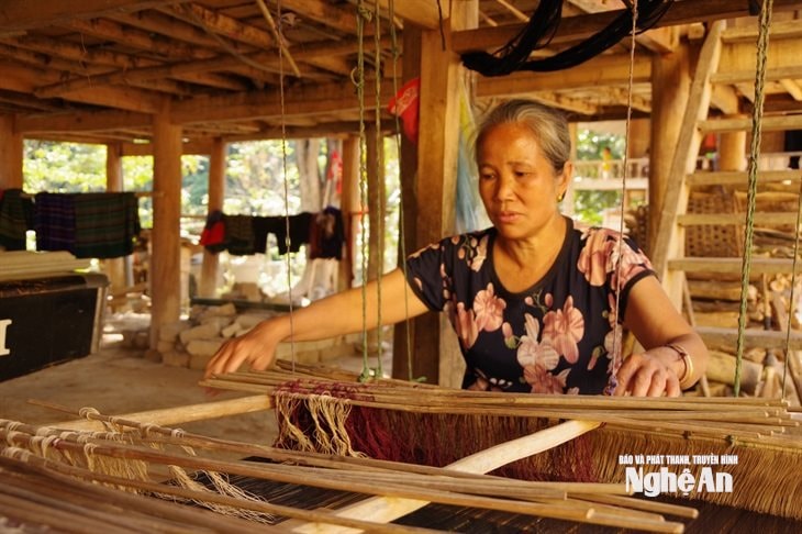 Một nông hộ tham gia nghề dệt thổ cẩm ở bản Piêng Lau, xã Na Loi