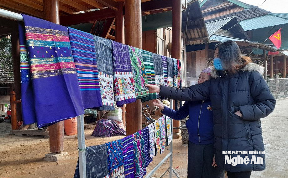 Thổ cẩm Na Loi là sinh kế thoát nghèo cho bà con