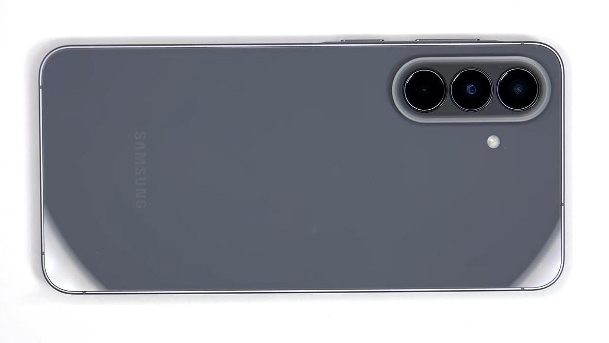 Cận cảnh thiết kế mặt lưng và khung viền sau khi tháo rời của Galaxy A57 5G
