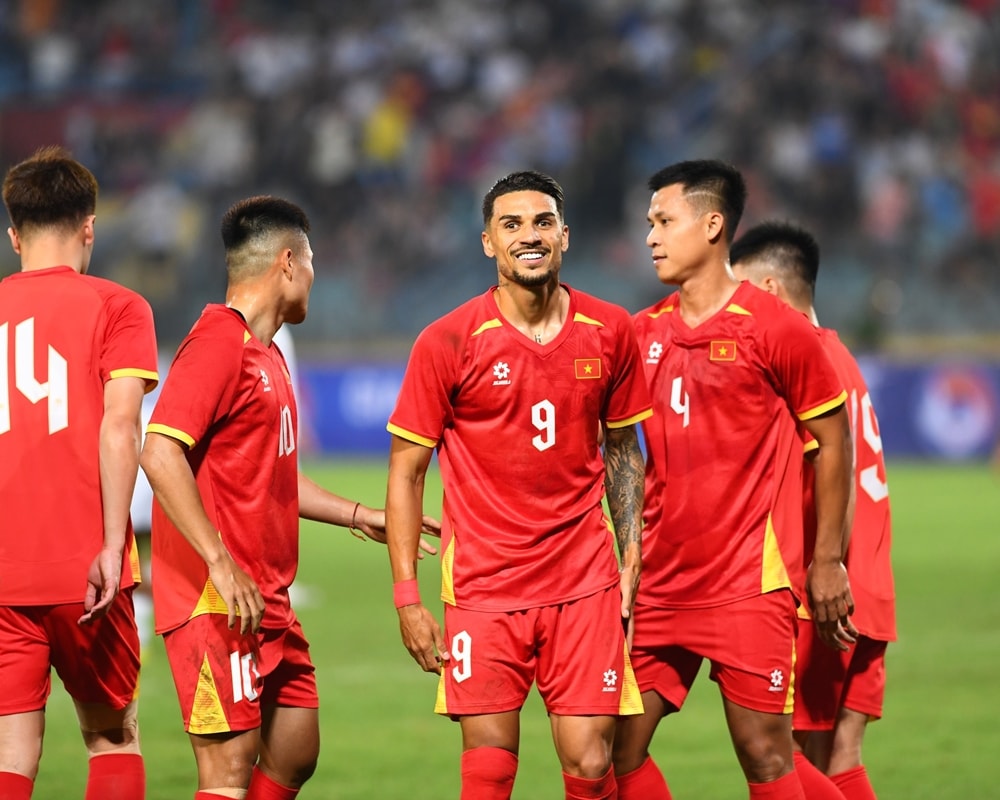 Tiền vệ Đỗ Hoàng Hên trong trận gặp Bangladesh tại sân Hàng Đẫy