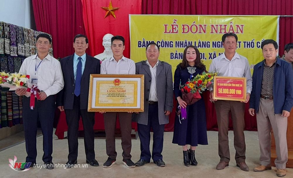 Lễ đón nhận Bằng công nhận Làng nghề dệt thổ cẩm xã Na Loi năm 2022