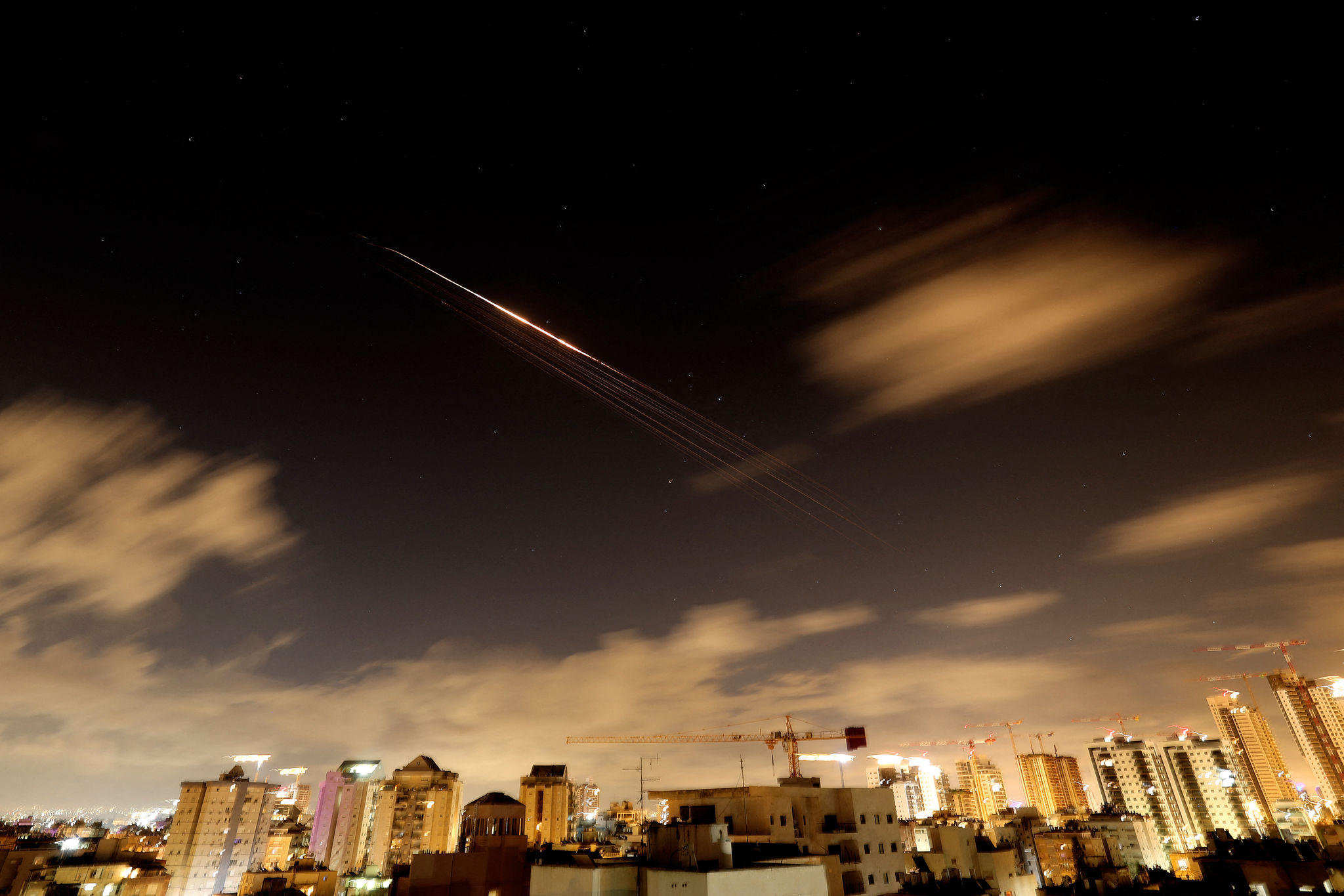 Những vệt sáng rocket vạch ngang bầu trời thành phố ven biển Netanya (Israel) trong đợt tập kích tên lửa mới nhất từ Iran ngày 27/3. Ảnh: AFP