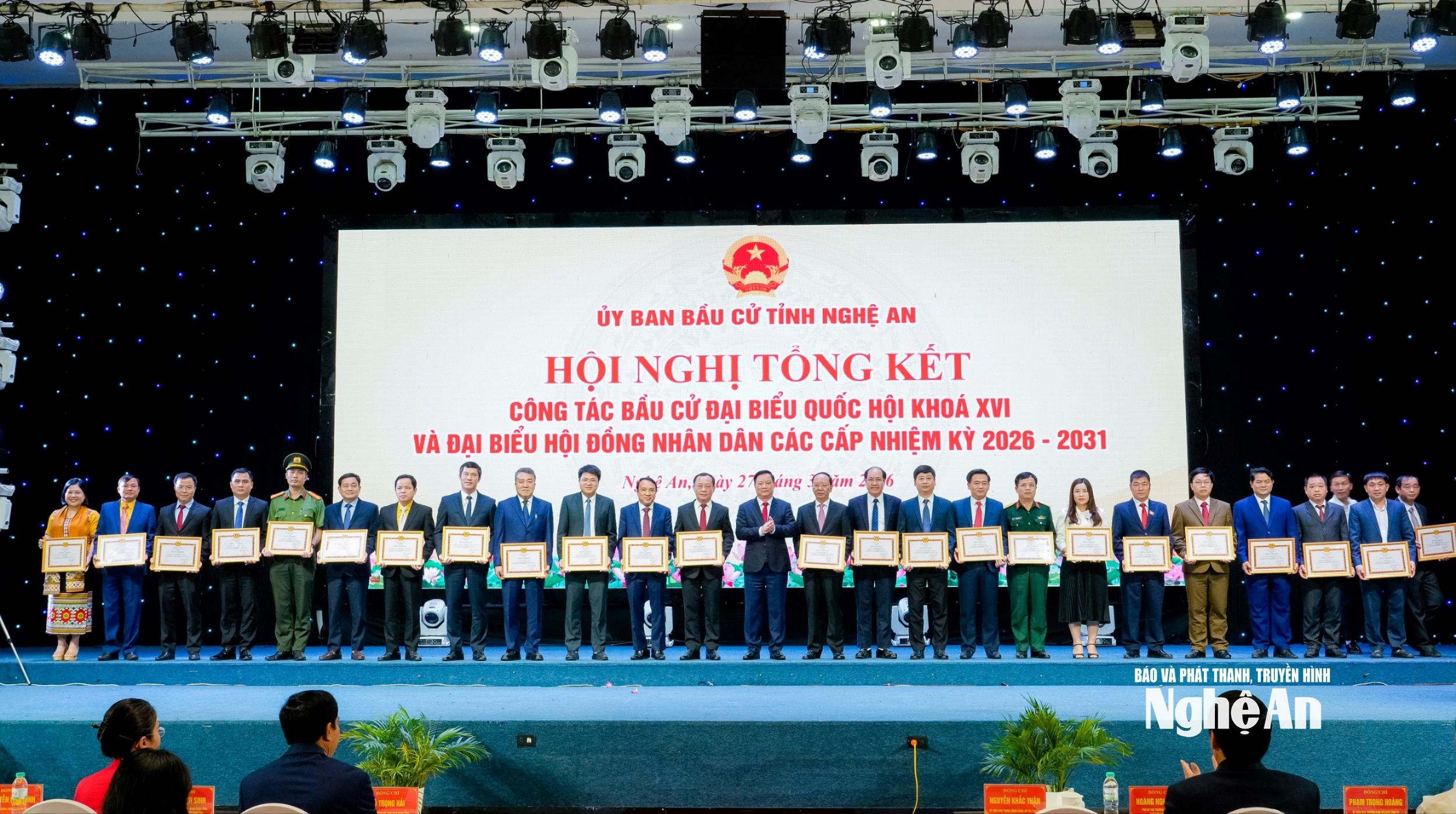 Bí thư Tỉnh uỷ Nguyễn Khắc Thận trao Bằng khen của Ban Thường vụ Tỉnh uỷ tặng cho 18 tập thể, 6 cá nhân có thành tích xuất sắc trong công tác chỉ đạo, thực hiện công tác bầu cử đại biểu Quốc hội và đại biểu HĐND các cấp nhiệm kỳ 2026-2031. Ảnh: Phạm Bằng