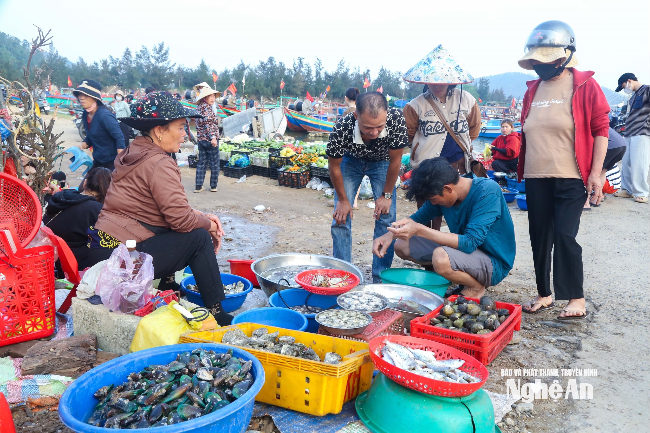 ສະເໜ່ຂອງຕະຫຼາດແມ່ນມາຈາກອາຫານທະເລສົດໆ ແລະ ລາຄາທີ່ເໝາະສົມ. ພາບ: ດິ່ງຕວຽນ