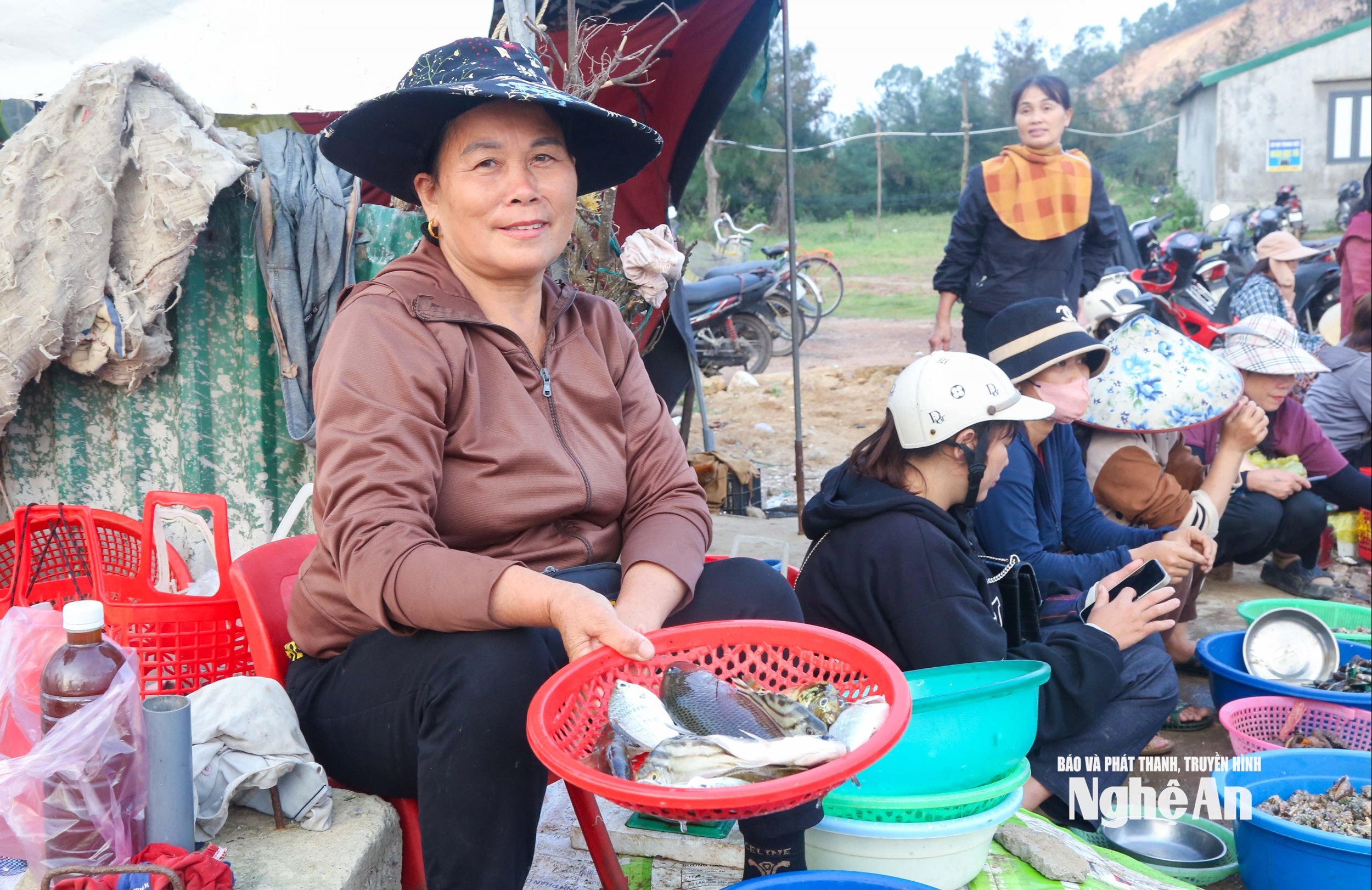 ທ່ານນາງ ຫງວຽນທິຈ້ຽນ, ພໍ່ຄ້າຂະຫນາດນ້ອຍມາແຕ່ດົນນານຢູ່ຕະຫລາດປາ Nghi Quang. ພາບ: ດິງຕ໋ວນ
