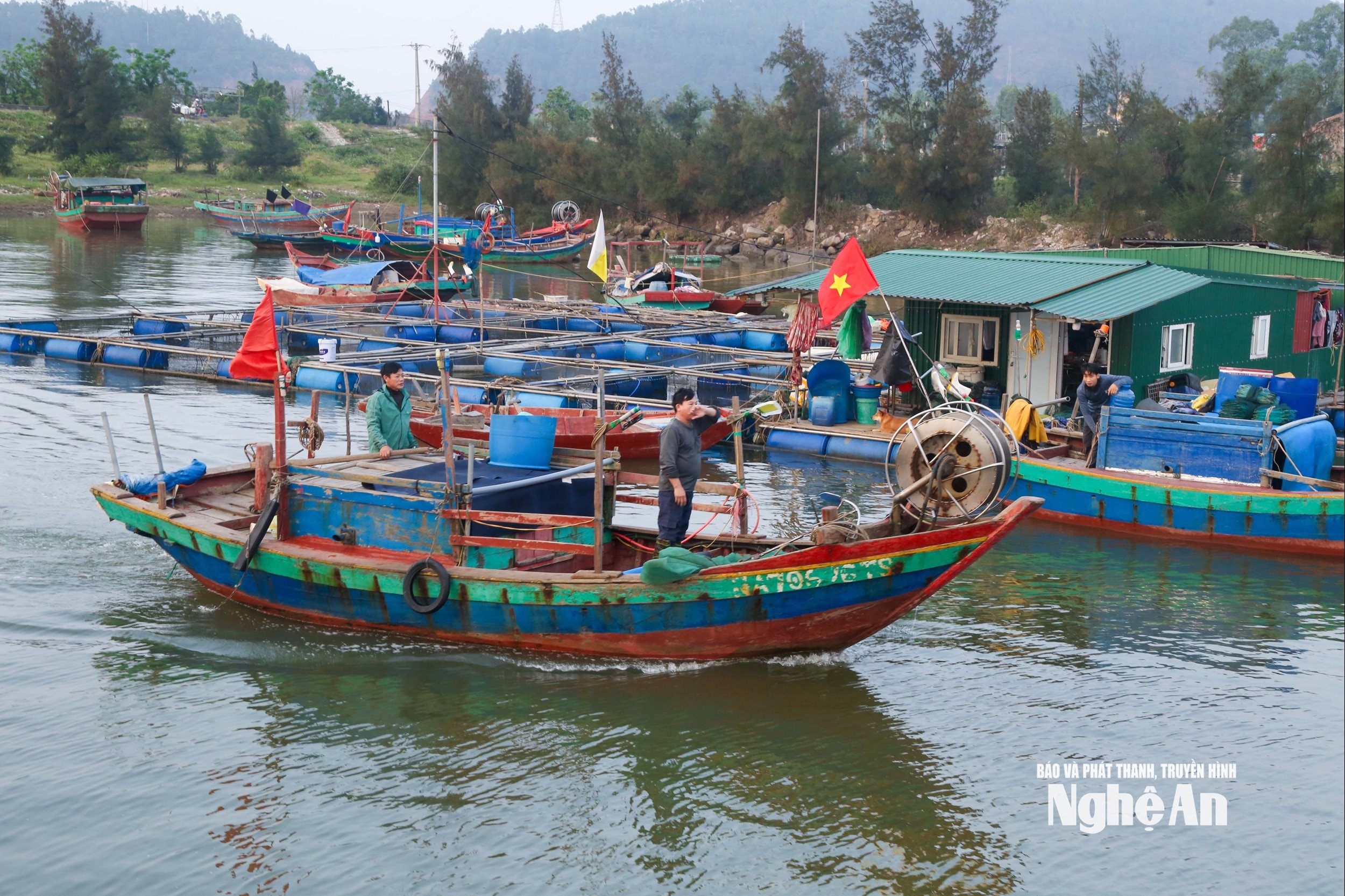 ເຮືອເລີ່ມອອກເດີນທາງ. ພາບ: ດິງຕວຽນ