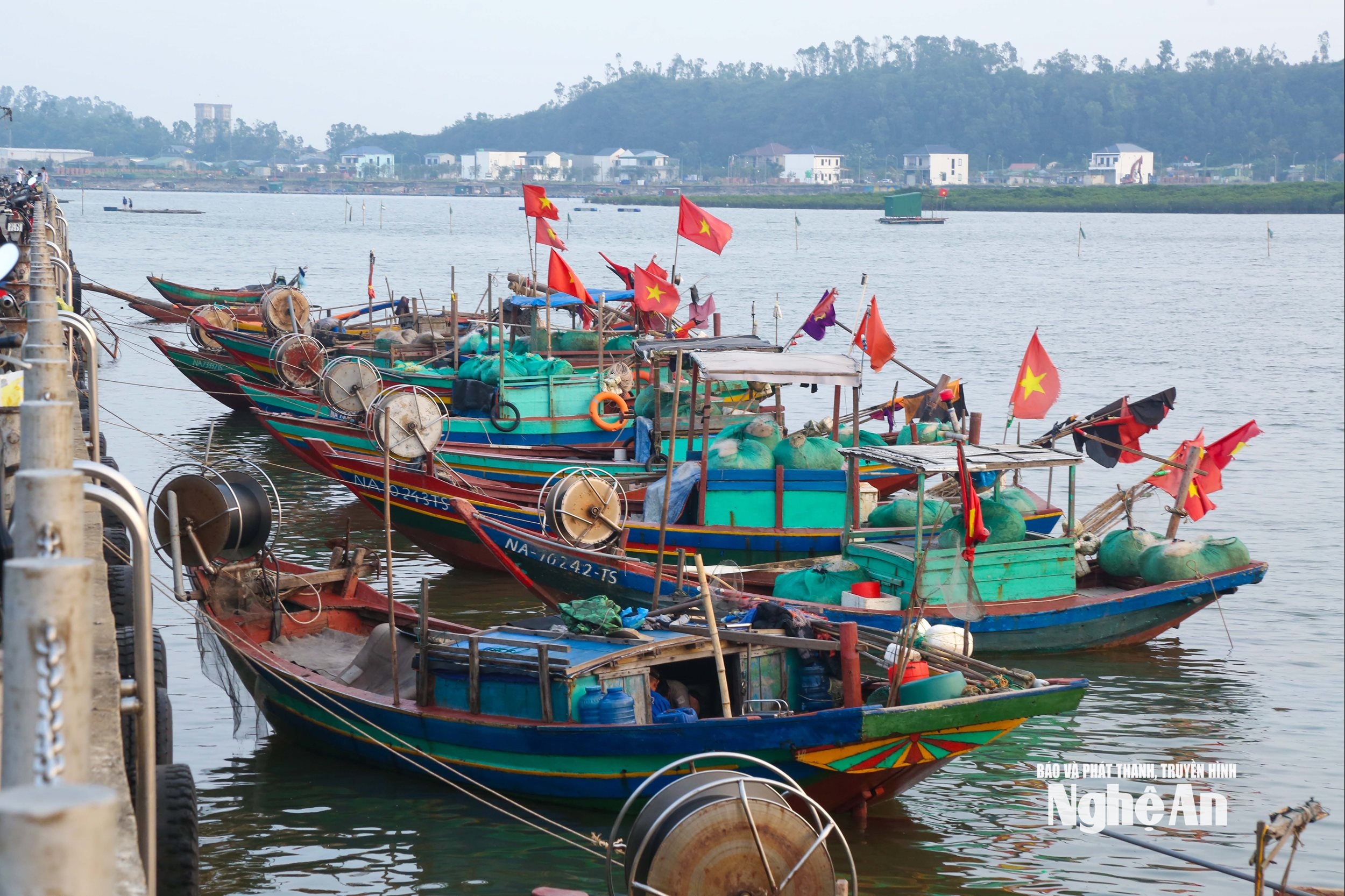 ເຮືອຈອດຢູ່ທ່າເຮືອ, ກຽມພ້ອມອອກເດີນທາງ. ພາບ: ດິງຕວຽນ