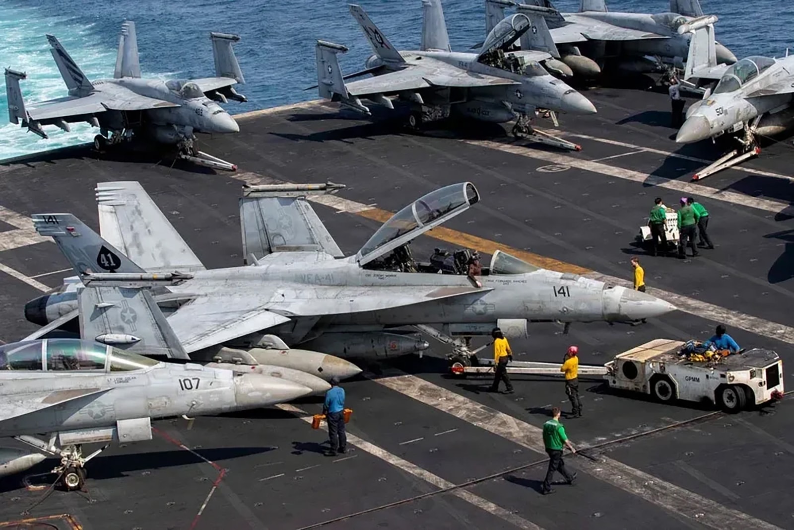 Các máy bay tiêm kích trên boong tàu sân bay USS Abraham Lincoln