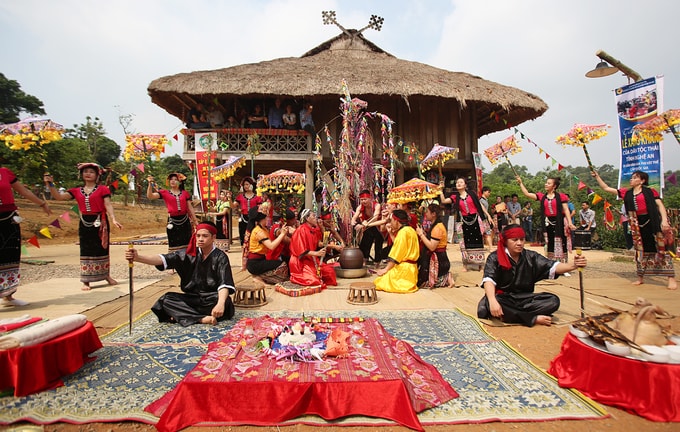 Immagini di una cerimonia di ringraziamento thailandese.