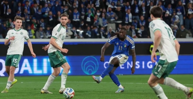 Moise Kean ăn mừng bàn thắng ấn định tỷ số 2-0 cho Italia.