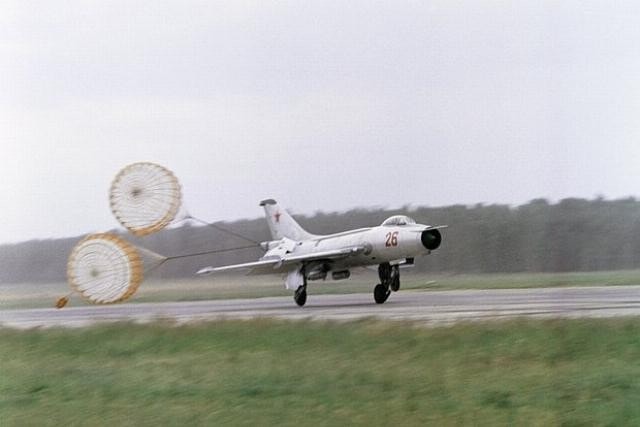 Mỹ tiết lộ thử nghiệm tiêm kích MiG - 21 tại Khu vực 51 trong thời kỳ Chiến tranh Lạnh - Ảnh 2.