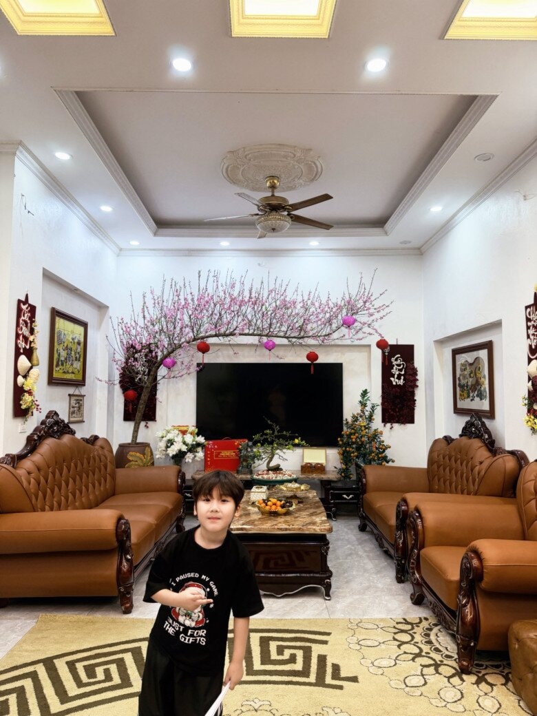 Bé Bo cùng gia đình ngoại sống trong căn biệt thự 5 tầng ở Bắc Ninh.