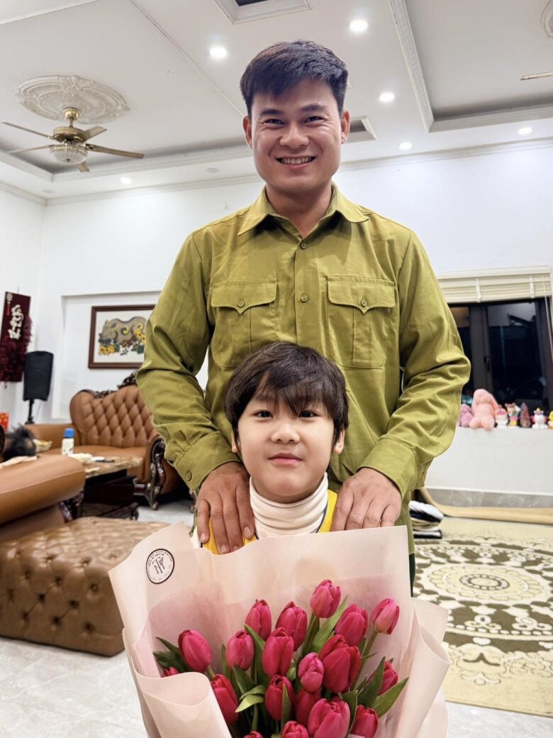 Con trai riêng của Hòa Minzy được Đại úy Thăng Văn Cương yêu thương như ruột thịt.