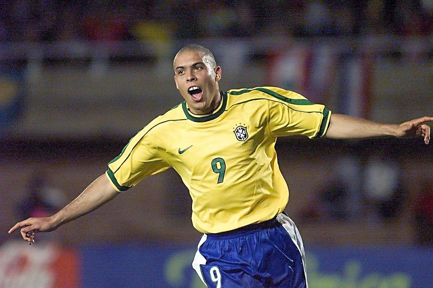 Cầu thủ Brazil nhảy múa trên sân cỏ.